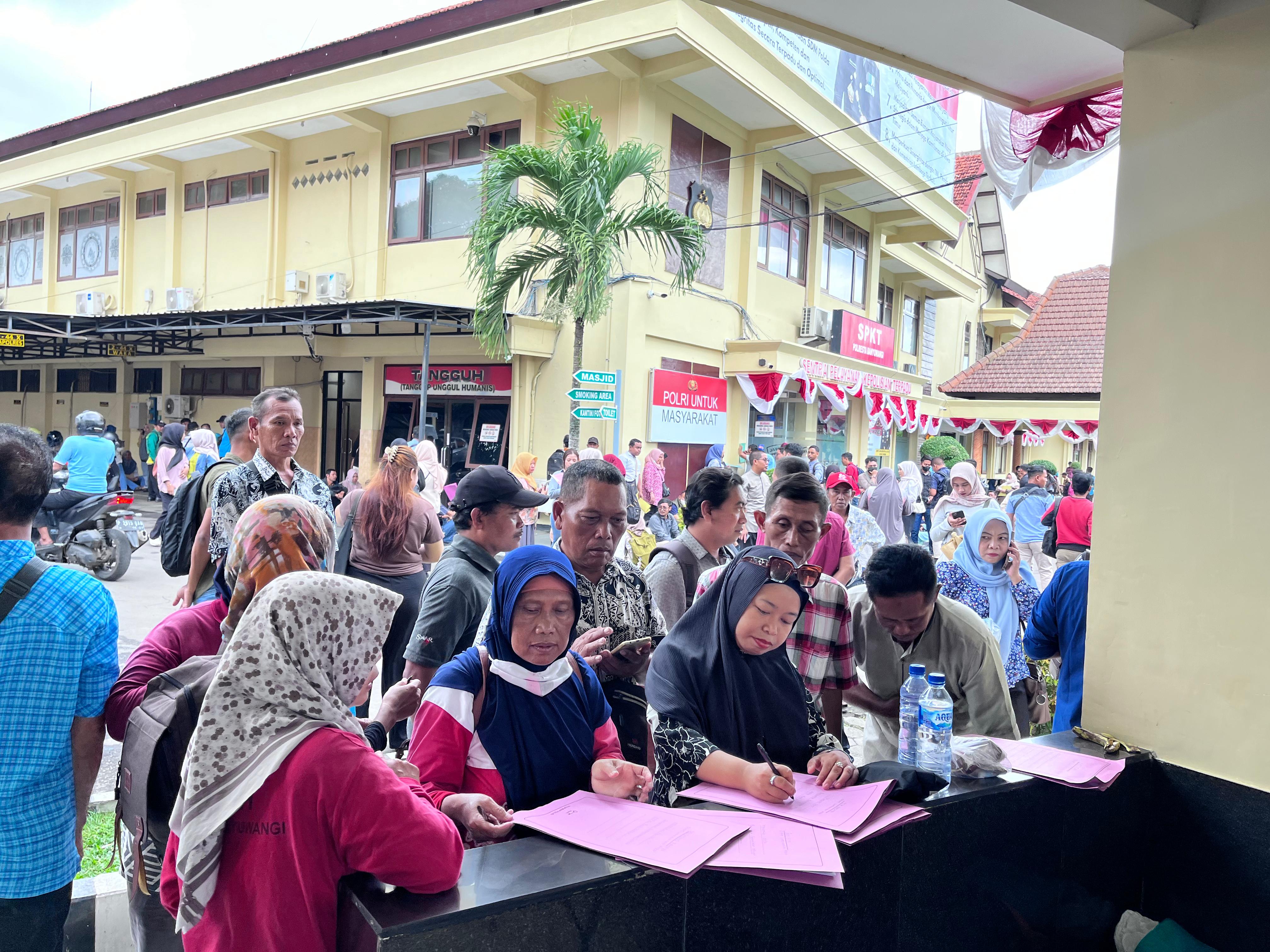 MEMBELUDAK: Sejumlah warga antre mengurus SKCK di Mapolresta Banyuwangi Minggu (14/9).
