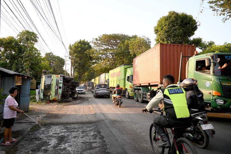 TERLALU SEMPIT: Sebagian besar jalur dari Ketapang menuju arah utara memiliki lebar 7 meter. BBPJN akan melebarkan jalan tersebut menjadi 11 meter.