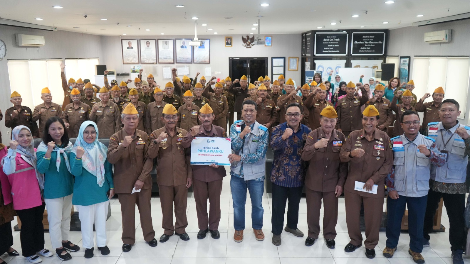 PLN memberikan apresiasi kepada 50 veteran berupa layanan pemeriksaan kesehatan gratis, pembagian paket sembako, dan santunan kebangsaan.