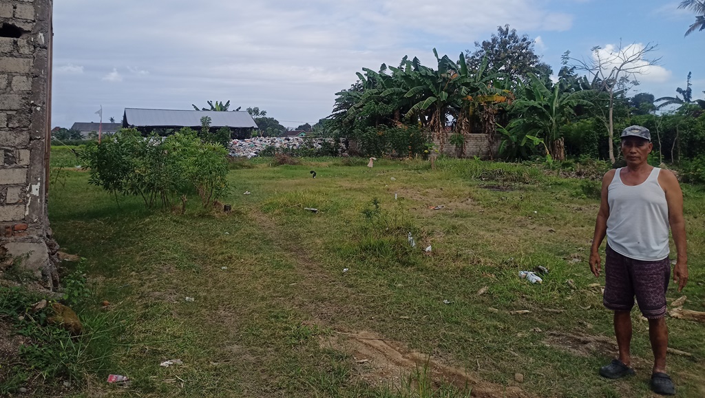 Silam yang rumahnya berdekatan TPST Desa Kedungrejo, Kecamatan Muncar menuntut tempat sampah ditutup selamanya.
