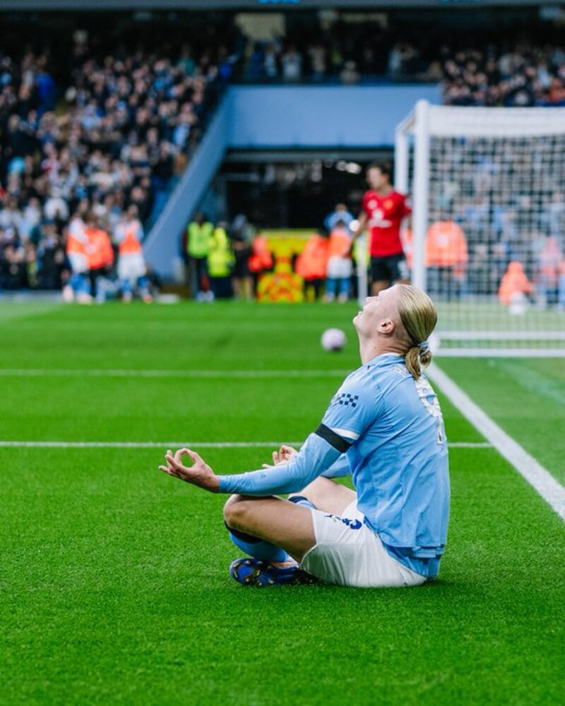 BRACE: Erling Haaland cetak dua gol saat City tundukkan United