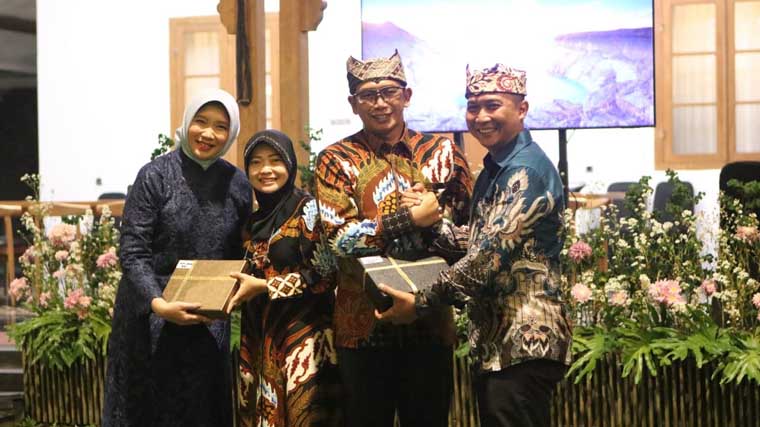 Letkol (Arh) Joko Sukoyo berpamitan kepada Dandim 0825 Banyuwangi yang baru Letkol (Arm) Triyadi Indrawijaya di Pendapa Sabha Swagata Blambangan, Minggu (14/9).