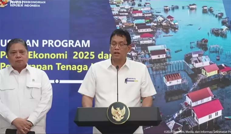 Menkeu Purbaya Yudhi Sadewa bersama Menko Perekonomian Airlangga Hartato dalam konferensi pers tentang stimulus ekonomi.