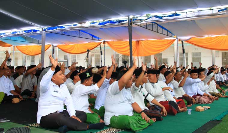 KHIDMAD: Ratusan warga binaan diajak berselawat di halaman Lapas kelas IIA Banyuwangi, Senin (15/9).