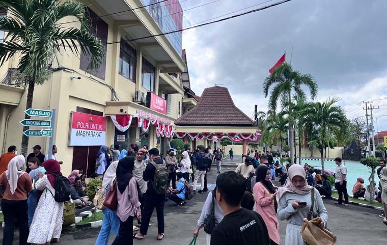 MEMBELUDAK: Sejumlah warga antre mengurus SKCK di Mapolresta Banyuwangi, Minggu (14/9).