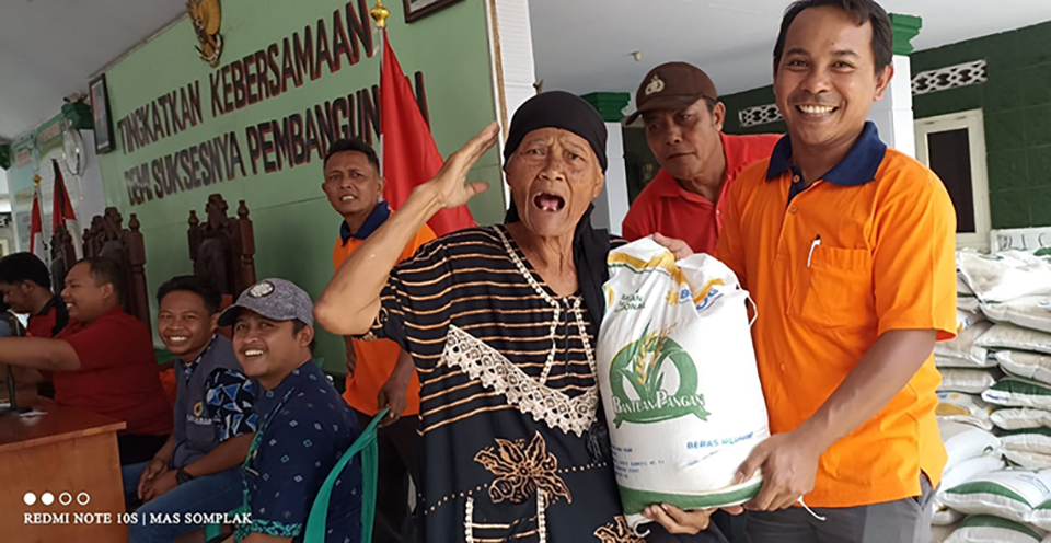 ILUSTRASI penyaluran bansos beras kepada KPM di Desa Ampel, Wuluhan, Jember.