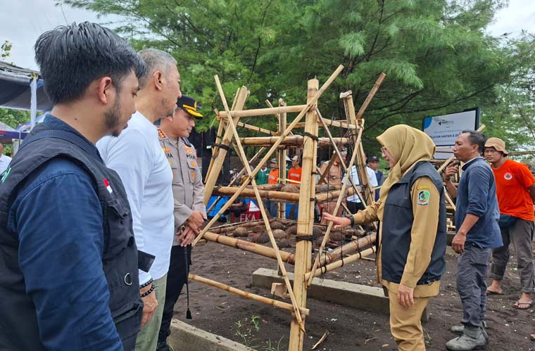 Bupati Ipuk Fiestiandani melihat inovasi nelayan Patoman berupa fishbank yang  menjadi rumah bagi ikan-ikan endemik.