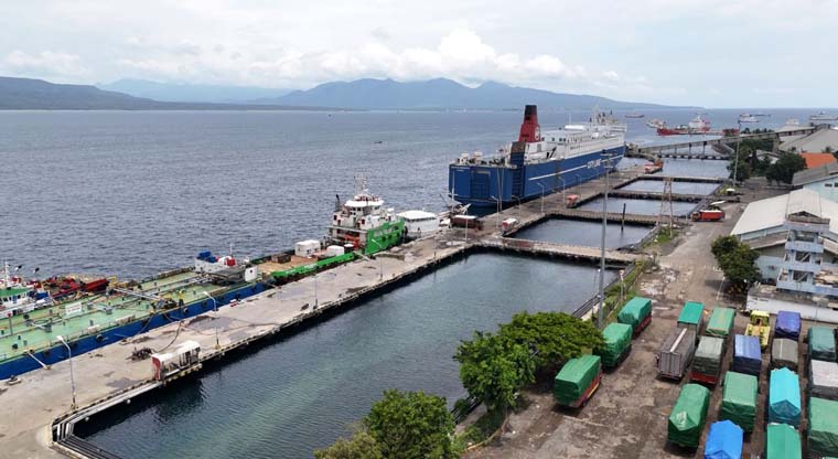 Sejumlah kapal sandar di dermaga Pelabuhan Tanjung Wangi Banyuwangi.