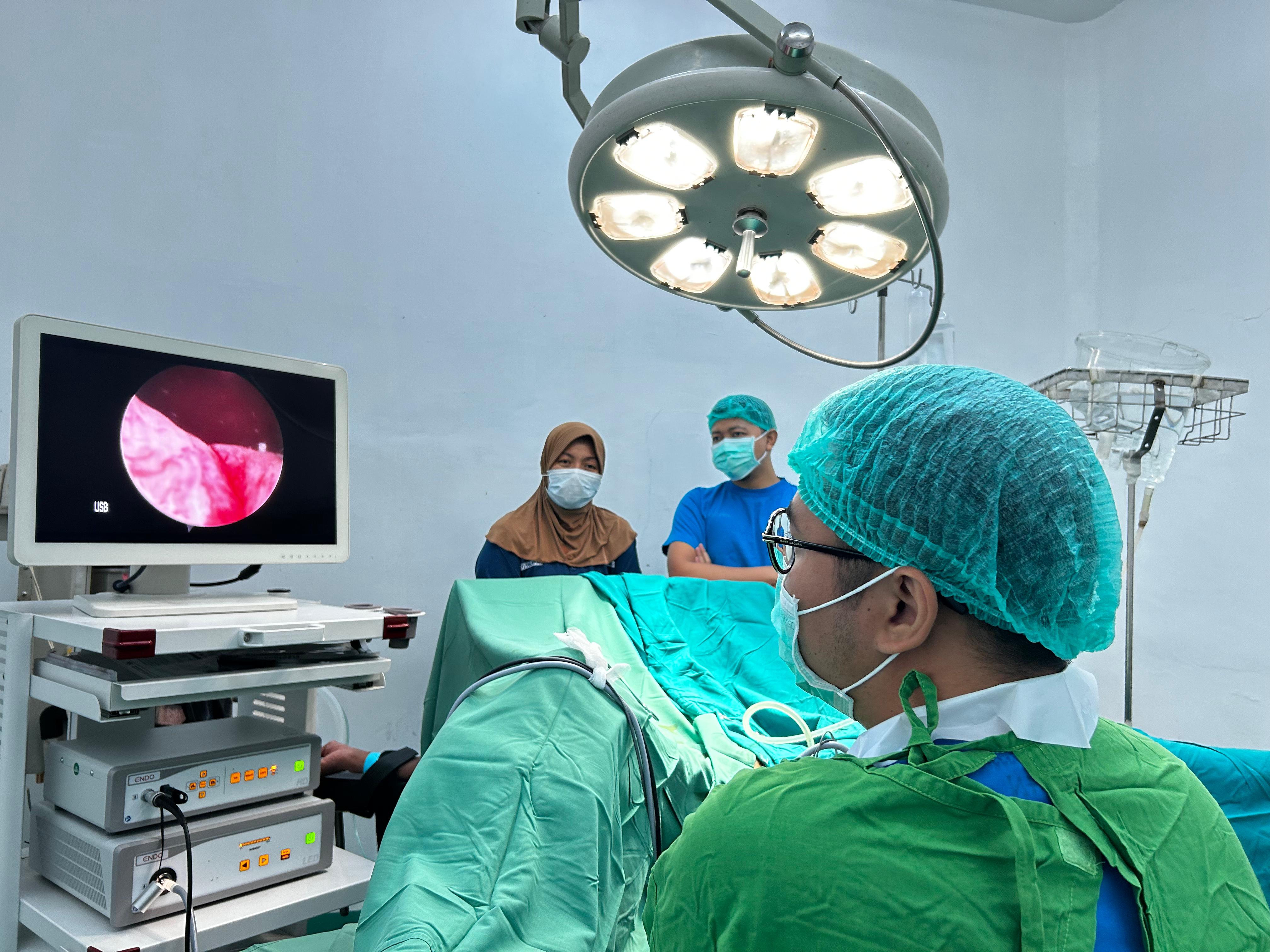Dr Yulian Salis Patriawan, SpU bersama perawat melakukan pelayanan operasi TURP di RSUD Genteng.