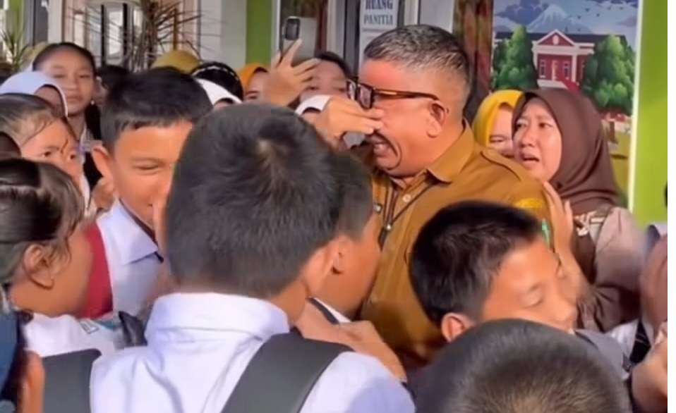 Kepala Sekolah SMPN 1 Prabumulih, Roni Ardiansyah, berpamitan kepada para siswa dalam acara perpisahan usai dirinya dicopot dari jabatan kepala sekolah, Senin (15/9/2025).