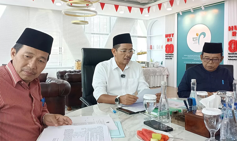 Dirjen Bimas Islam Kemenag Abu Rokhmad (tengah) umumkan Panitia Seleksi Nasional (Panselnas) Anggota Badan Amil Zakat Nasional (Baznas) di Jakarta (22/8).