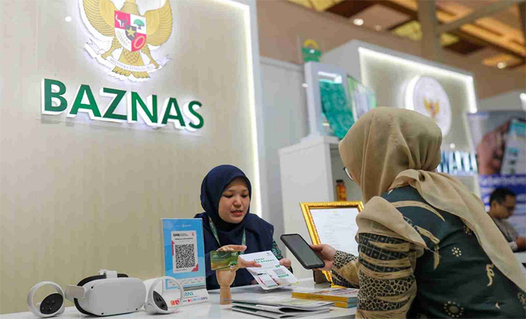 ILUSTRASI pegawai Baznas melayani warga menyetorkan zakat.