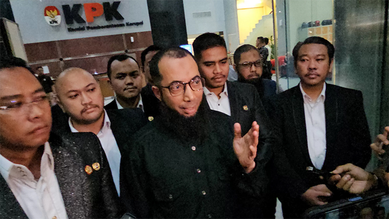 Direktur PT Zahra Oto Mandiri (Uhud Tour) Khalid Zeed Abdullah Basalamah usai menjalani pemeriksaan di Gedung Merah Putih KPK, Jakarta, Selasa (9/9).