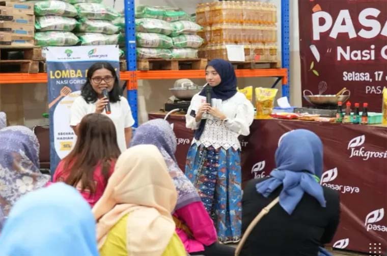Proses pengambilan bahan pangan subsidi dilakukan di toko yang telah bekerja sama dengan Perumda Pasar Jaya.