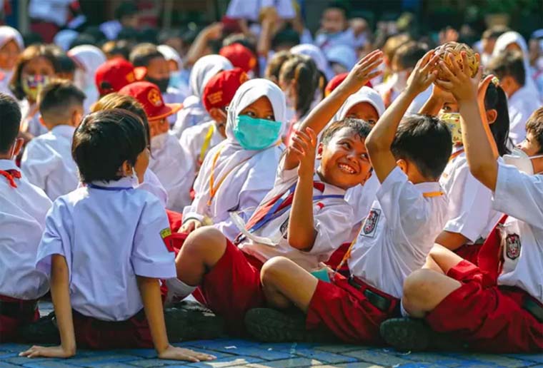 Ilustrasi siswa SD bercengkrama dengan rekan-rekannya. Anggaran pendidikan tahun 2026 hanya ditambah Rp400 miliar.