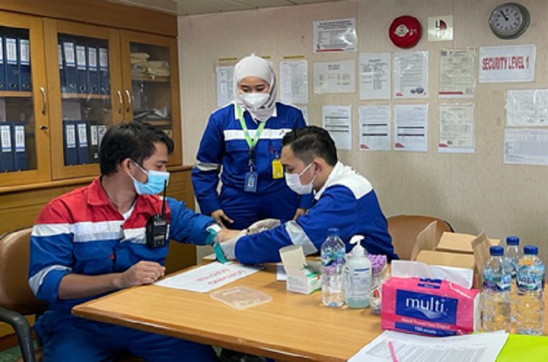 Petugas medical check up RSU Bhakti Husada Krikilan melakukan pelayanan secara onsite di salah satu perusahaan.
