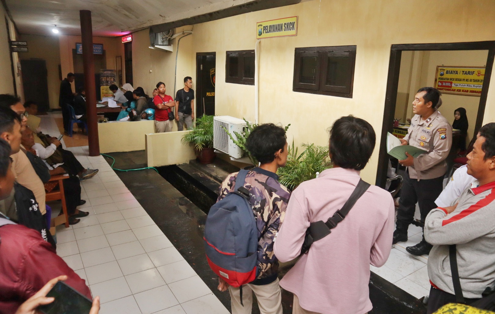 Puluhan pegawai PPPK Paruh Waktu antre di ruang pengurusan SKCK Mapolsek Genteng.