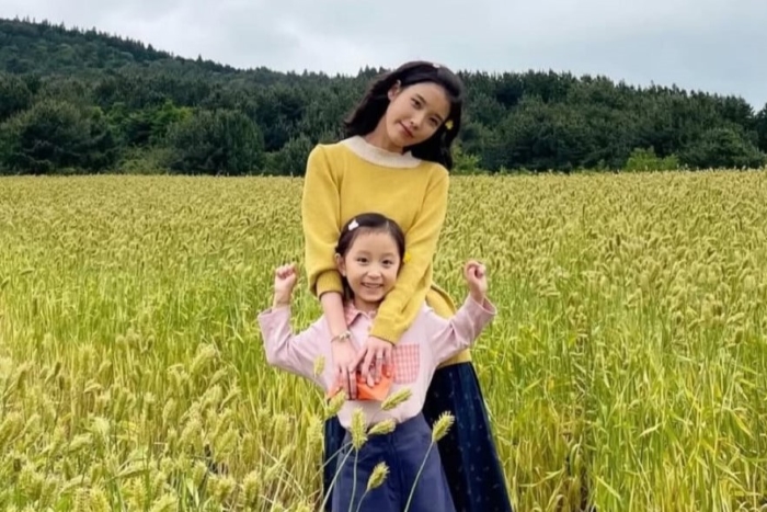 IU Bikin Haru! Dukungan Manisnya untuk Aktor Cilik Ahn Tae Rin Jadi Sorotan