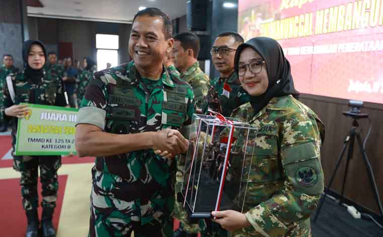 Bupati Ipuk Fiestiandani ikut mendapatkan penghargaan dari Wakil Asisten Teritorial Kasad Bidang Pembinaan Teritorial Brigadir Jenderal TNI Taufiq Shobri.