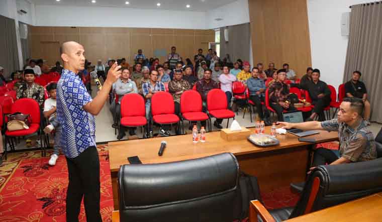 Principal Govtech Expert Dewan Ekonomi Nasional Rahmat Danu Andika memberikan materi cara mendaftarkan bansos nasional di ruang Minak Jinggo Pemkab Banyuwangi, Rabu (17/9).