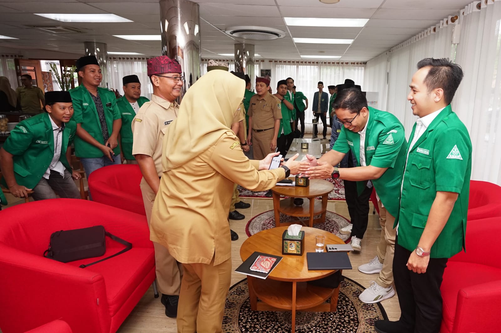 AZIZ UNTUK RABA  JALIN SINERGI: Bupati Ipuk menyalami pengurus Ansor usai audensi di lounge Pemkab Banyuwangi, Senin (15/9).