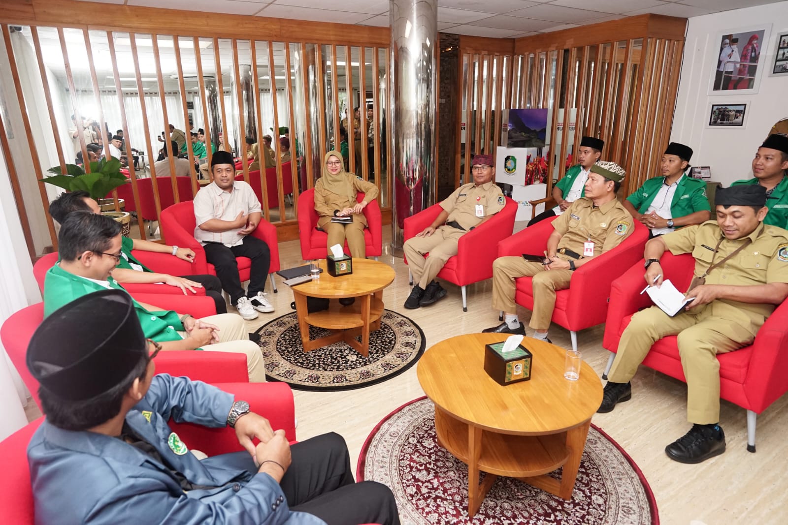 AUDENSI: Bupati Ipuk didampingi Sekretaris PCNU Banyuwangi Abdul Aziz berdialog dengan pengurus Ansor, IPNU, dan IPPNU di lounge Pemkab Banyuwangi, Senin (15/9).