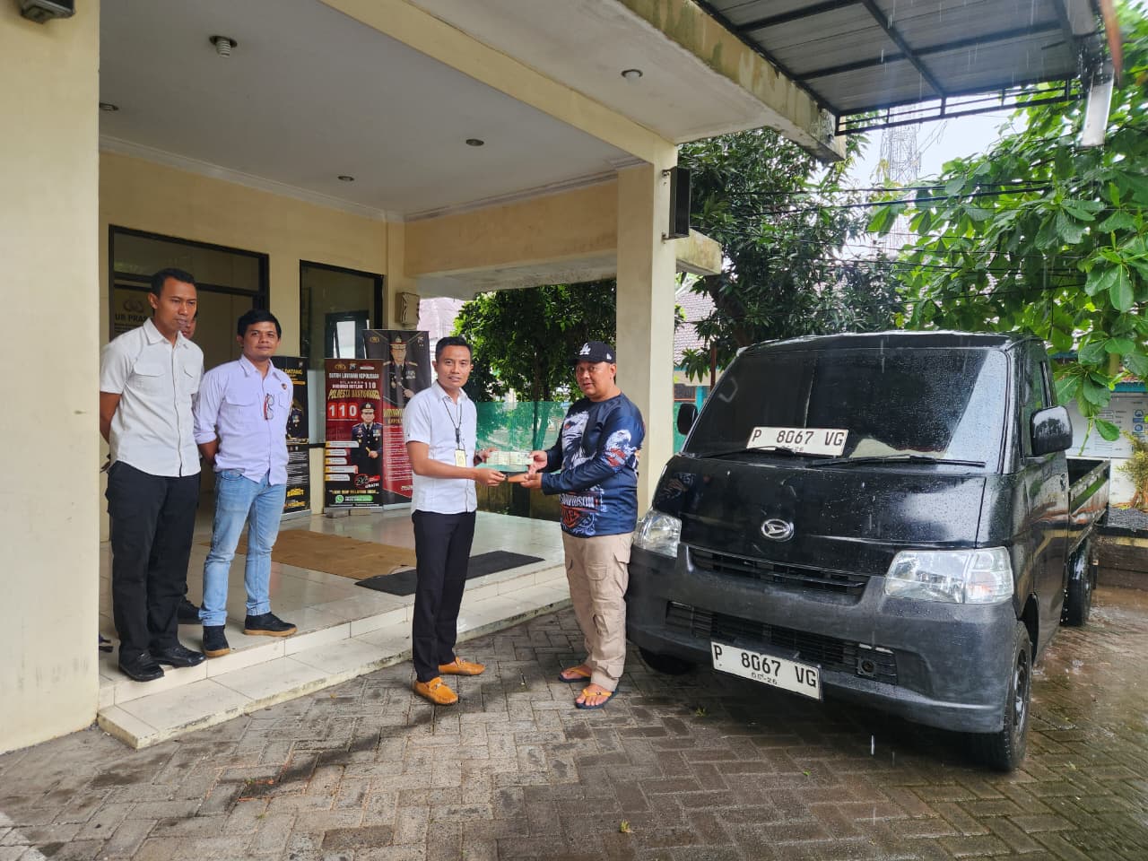 Pemilik mobil Agus Santoso (paling kanan) menerima kembali mobil pikap yang hilang dari Kanit Reskrim Polsek Rogojampi, Ipda Ocky Heru Prasetyo pada Senin (15/9).