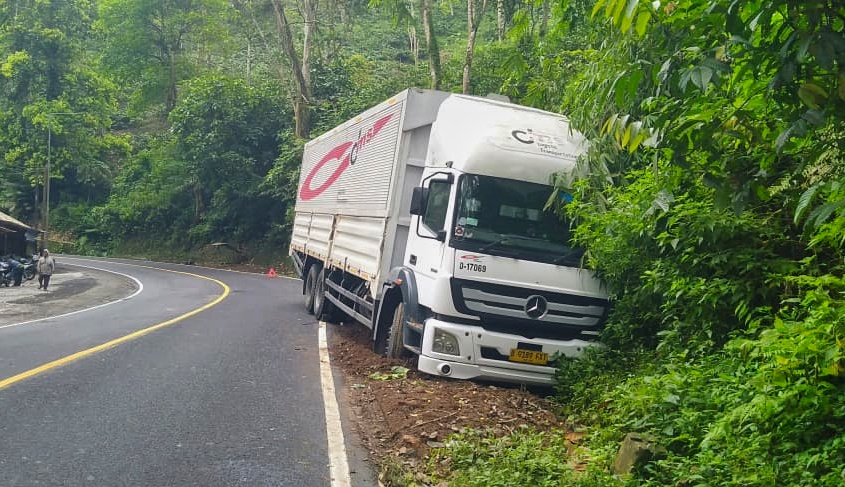 Laka tunggal di jalur Nasional Gumitir.