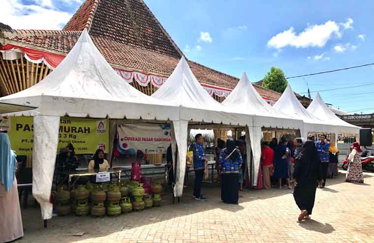 Warga berbondong-bondong membeli aneka bahan kebutuhan pokok di pasar murah gabungan yang digelar di Desa Gintangan, Blimbingsari, Senin (15/9) sampai Rabu (17/9).