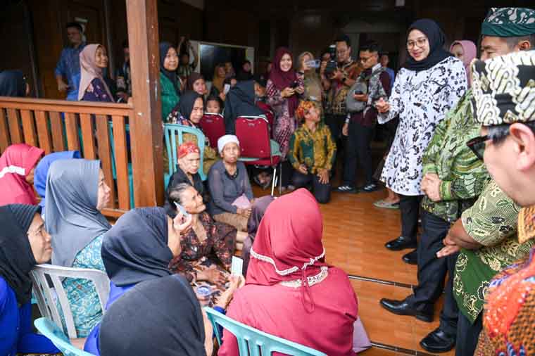 DIHADIRI EMAK-EMAK: Bupati Ipuk ikut hadir dalam sosialisasi digitalisasi bansos nasional di Desa Kemiren, Kecamatan Glagah, Kamis (18/9).