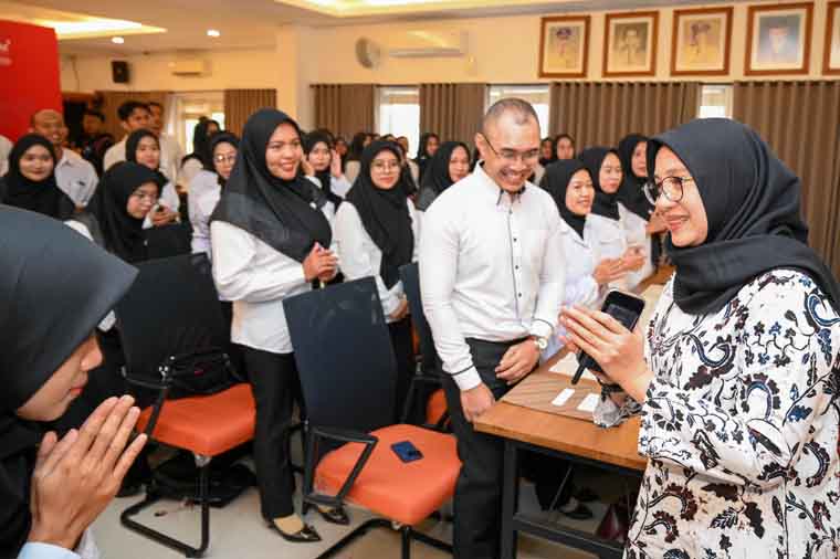 Bupati Ipuk Fiestiandani memberikan ucapan selamat kepada PPPK setelah menerima SK pengangkatan di ruang Rempeg Jogopati kantor Pemkab Banyuwangi, Kamis (18/9).
