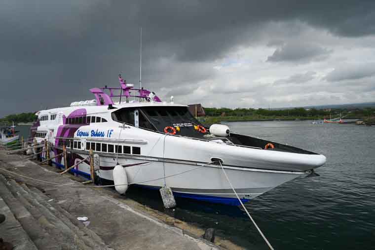 Kapal cepat Express 1F Bahari berangkat dari Pantai Marina Boom. Minat masyarakat naik kapal cepat rute Banyuwangi-Pelabuhan Serangan, Bali ternyata masih rendah.