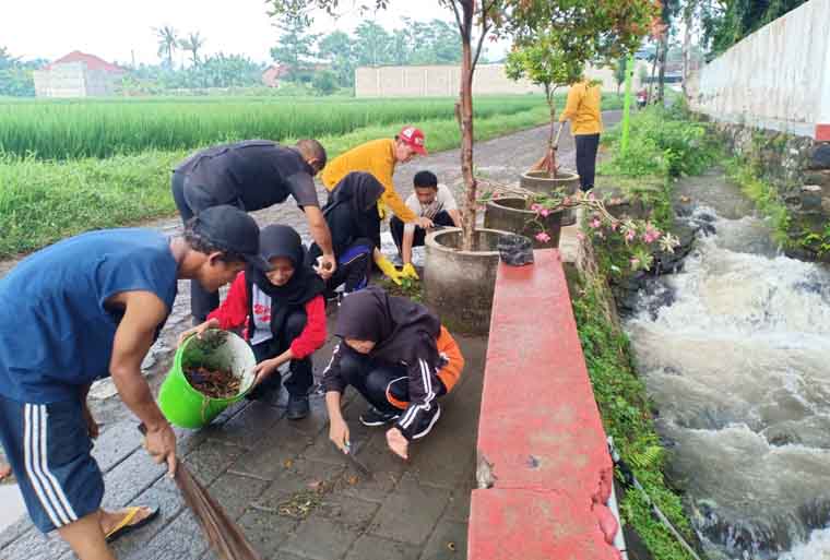 Para siswa SMPN 3 Banyuwangi melakukan kegiatan Jumat bersih di dalam maupun luar sekolah. Sampah yang terkumpul, baik organik maupun anorganik lantas dikelola.