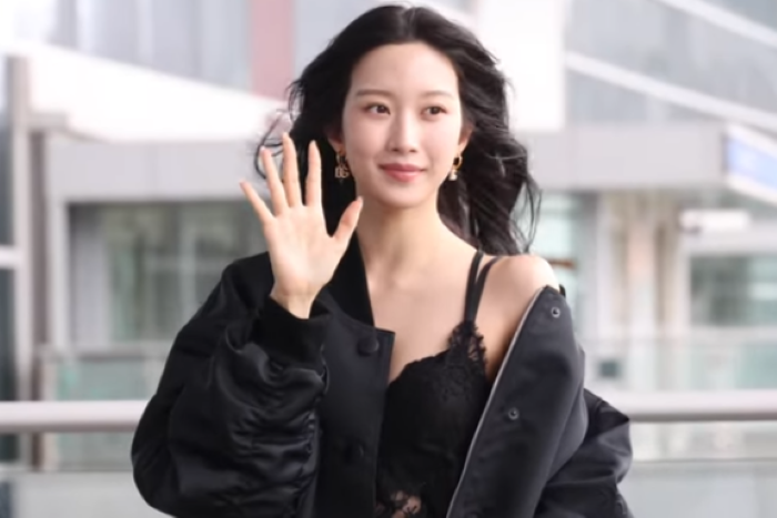 Moon Ga Young menuju Jakarta dengan penampilan elegan di Bandara Incheon.
