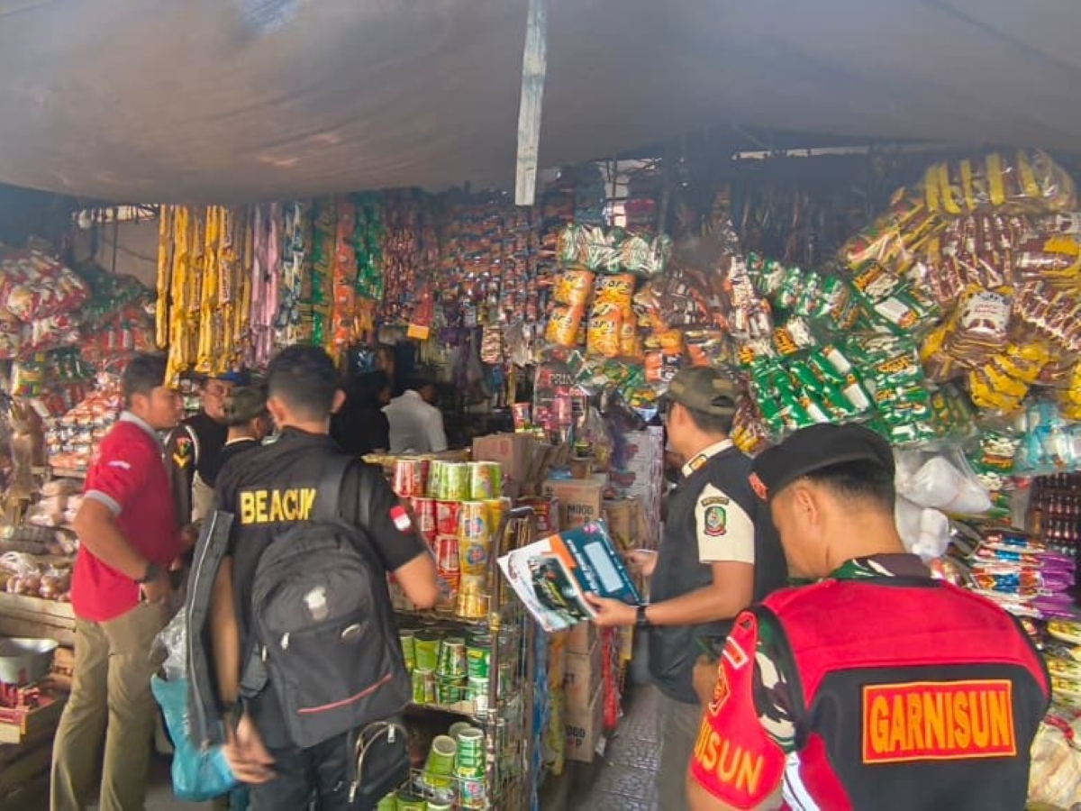 Satpol PP Banyuwangi bersama Bea Cukai menindak rokok ilegal di pasar tradisional.