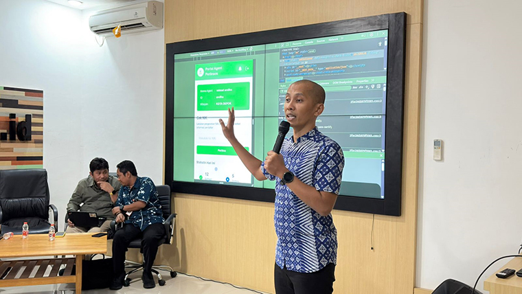Principal Govtech Expert Dewan Ekonomi Nasional Rahmat Danu Andika memberikan materi cara mendaftarkan bansos nasional di ruang Minak Jinggo Pemkab Banyuwangi, Rabu (17/9).