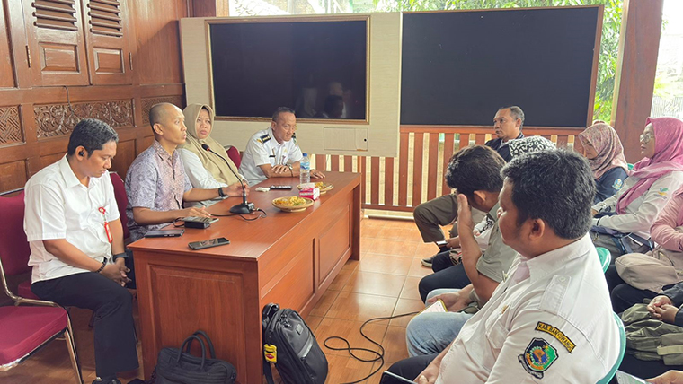 Principal Govtech Expert Dewan Ekonomi Nasional Rahmat Danu Andika memberikan materi cara mendaftarkan bansos nasional kepada pendamping di Desa Kemiren, Banyuwangi.