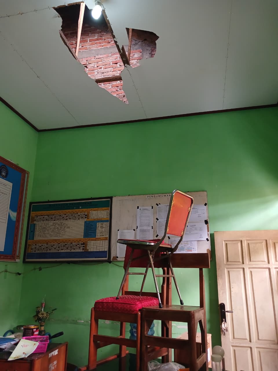 Kursi ditumpuk di ruang guru  SMP Muhamadiyah 4 Purwoharjo yang diduga dibuat pelaku keluar.