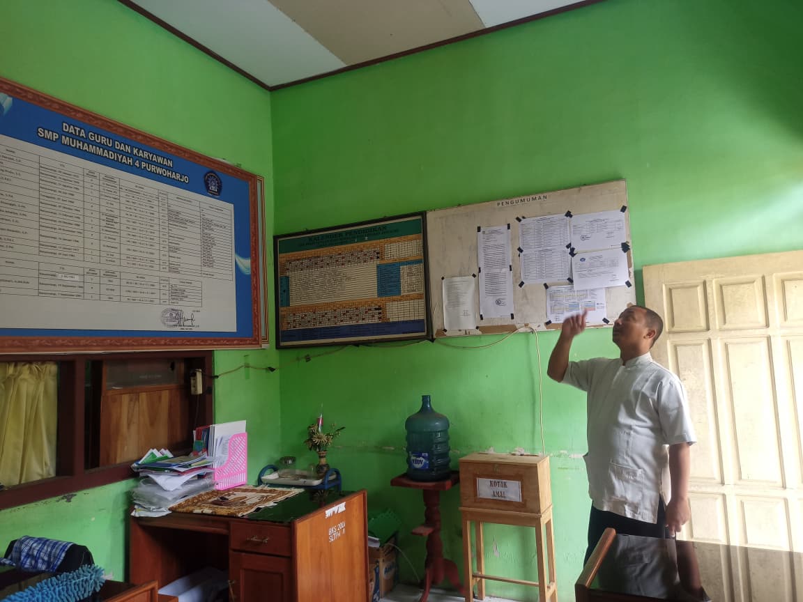 Salah satu guru SMP Muhamadiyah 4 Purwoharjo Muhamad Solihin menunjukkan lokasi kejadian ruangan yang dibobol maling.