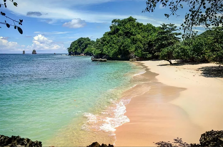 Pantai tiga warna di Malang Selatan, Jawa Timur.