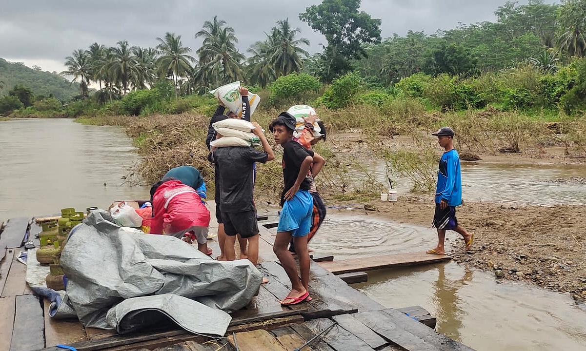 Warga Dusun Sukamade, Desa Sarongan, Kecamatan Pesanggaran mengangkut sembako menggunakan perahu rakit.