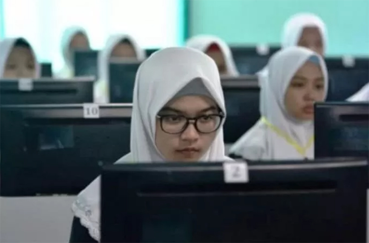 ILUSTRASI siswa SMA mengikuti ujian.