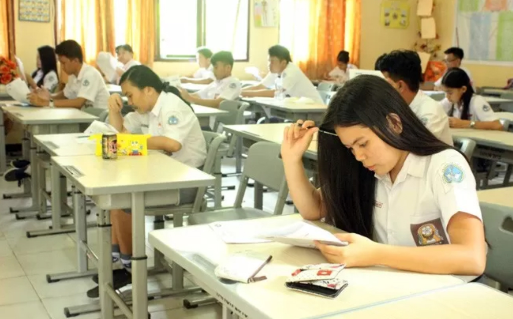 ILUSTRASI siswa SMA mengikuti ujian tulis.