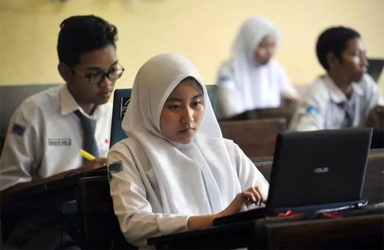 Ilustrasi siswa SMAN 1 Surabaya mengerjakan soal ujian berbasis komputer.
