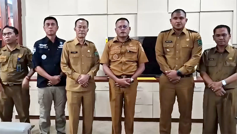 Wali Kota Prabumulih, Arlan, didampingi pegawai Pemkot Prabumulih mengklarifikasi viralnya pencopotan Kepala Sekolah SMPN 1 Prabumulih yang diduga akibat tegur anaknya.