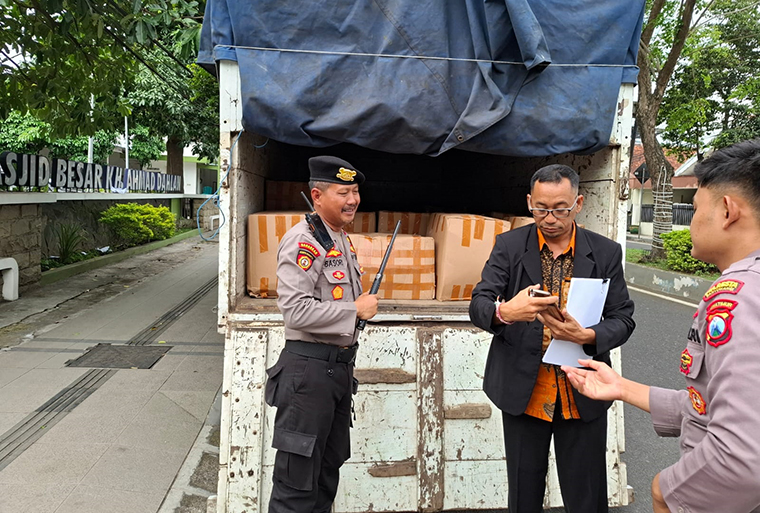 Truk yang mengangkut ribuan botol arak parkir di Jl Adi Sucipto Banyuwangi, Jumat(19/9), saat sopir menjalani sidang tipiring.