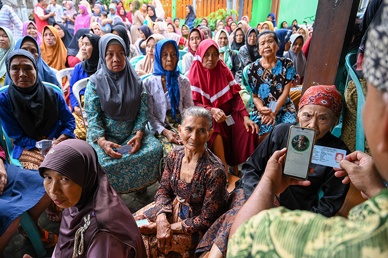 UJI COBA: Petugas melakukan pendataan warga berbasis NIK untuk kepentingan digitalisasi perlinsos di Desa Kemiren, Kecamatan Glagah, Kamis (18/9).