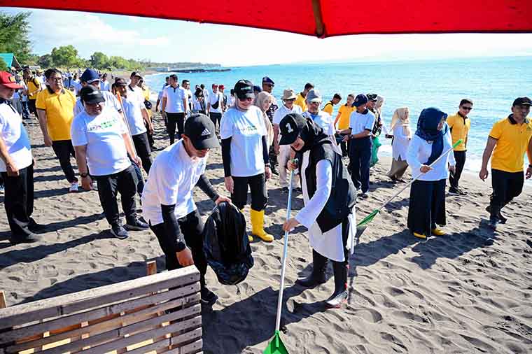 GOTONG-ROYONG: Bupati Ipuk Fiestiandani turut membersihkan sampah di pantai bersama warga.