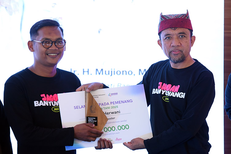 JAGOAN TANI: Plt. Kadis Pertanian dan Pangan Ilham Juanda menyerahkan hadiah dan piala kepada peserta terbaik Jagoan Tani.