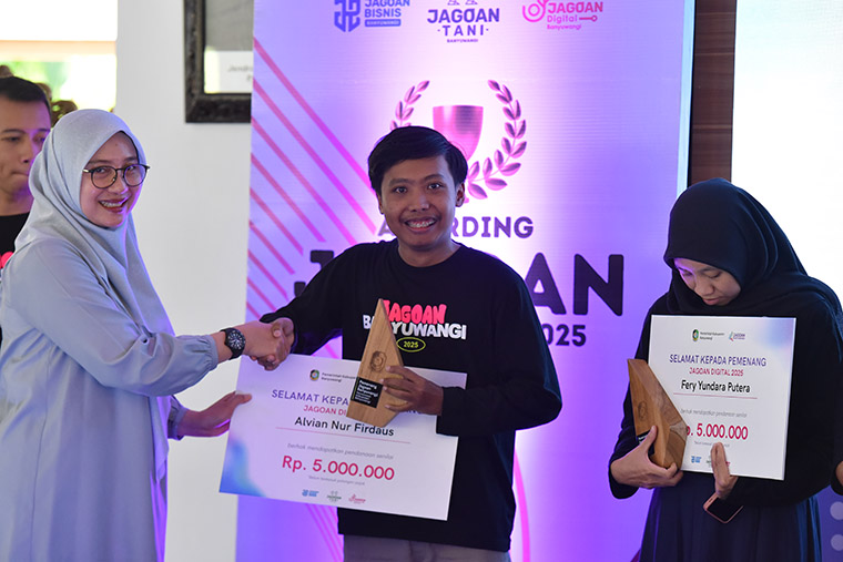 JAGOAN DIGITAL: Bupati Ipuk Fiestiandani mengucapkan selamat kepada Alvian Nur Firdaus, peserta yang masuk sepuluh terbaik Jagoan Digital.
